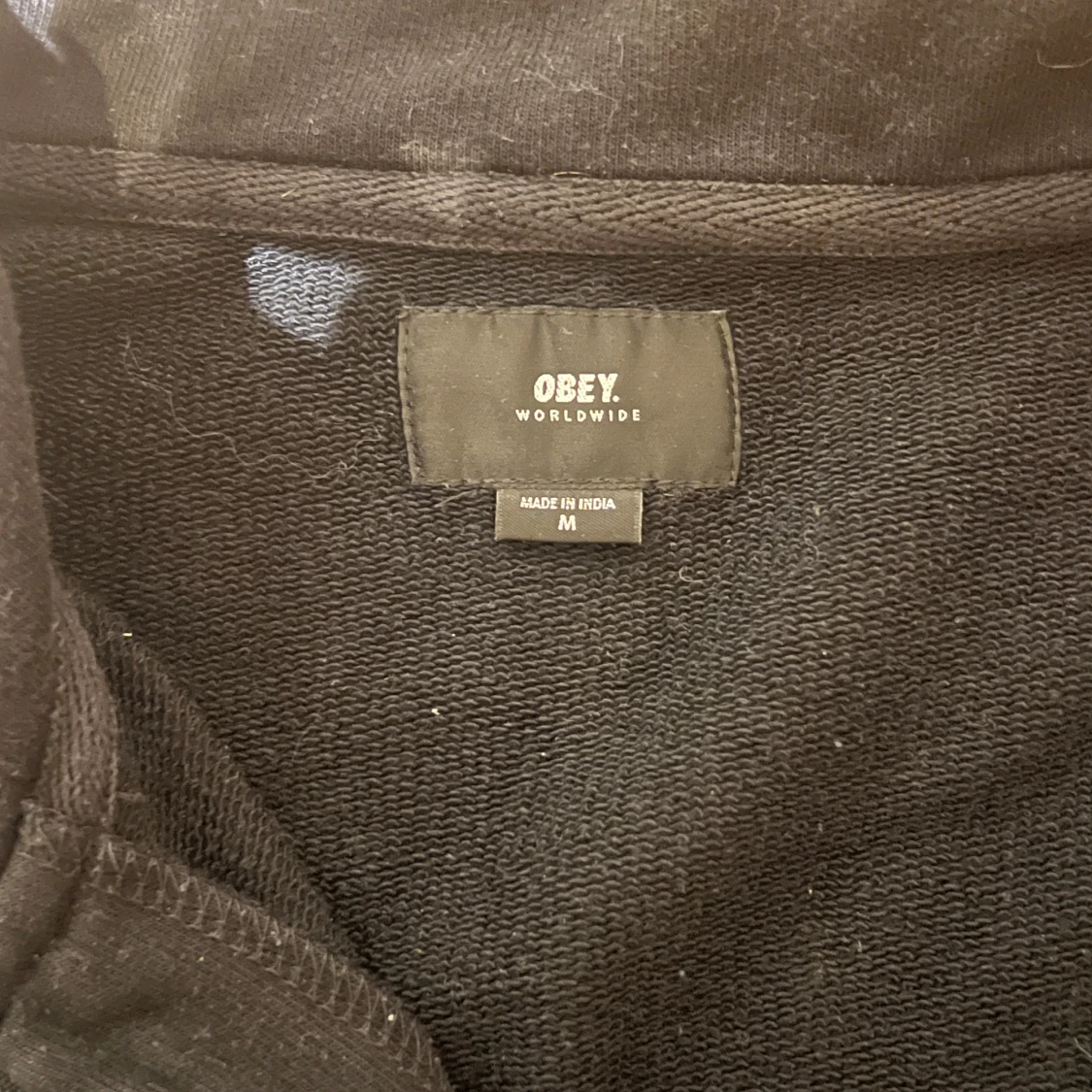 Svart OBEY tröja med blå detalj - 1