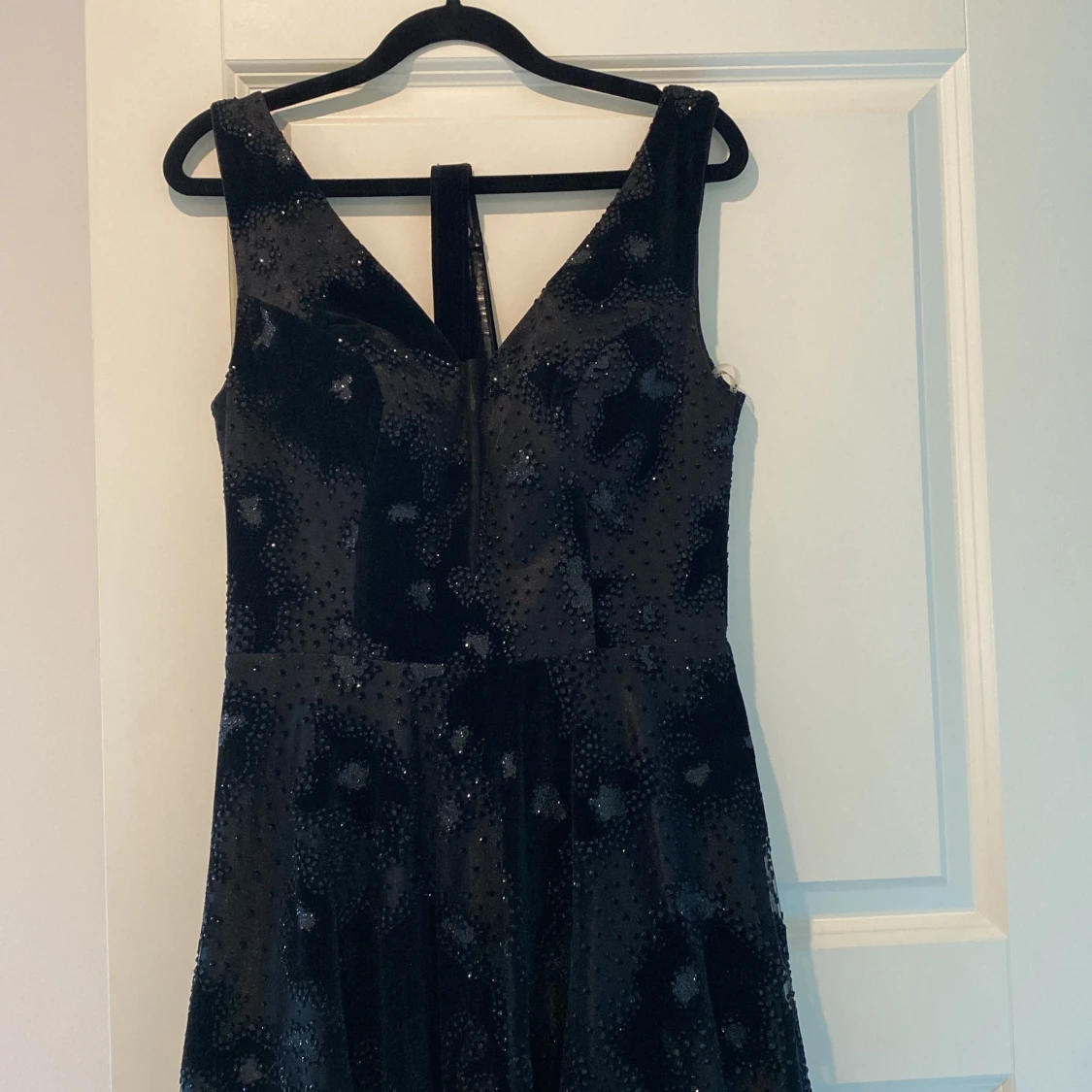 Svart glittrig långklänning