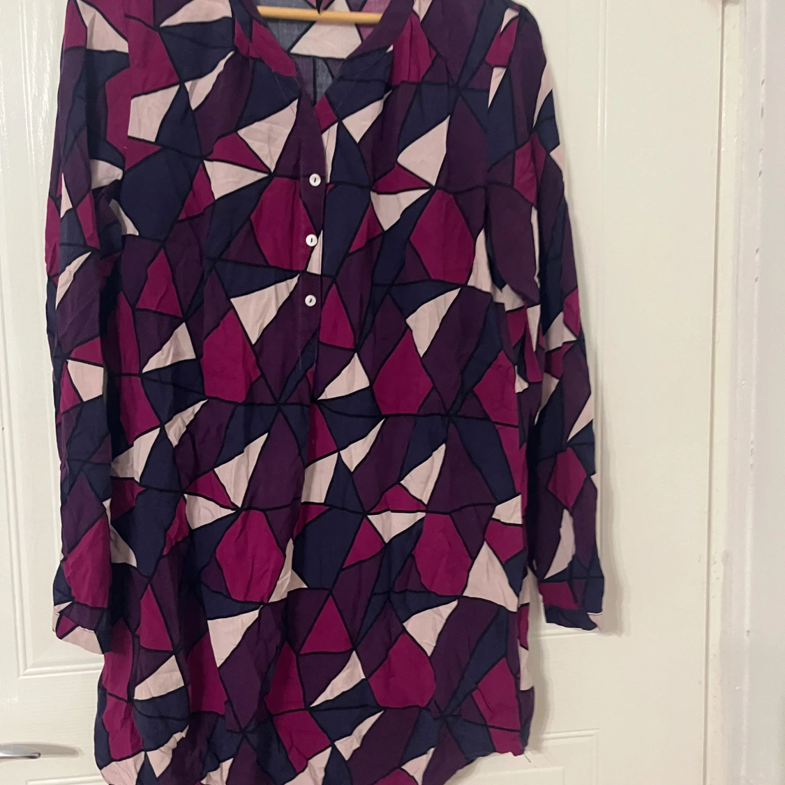 Färgstark blus från Jyothi med grafiskt mönster