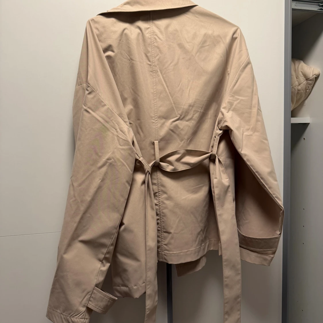 Beige trenchcoat från JDY med bälte - 2