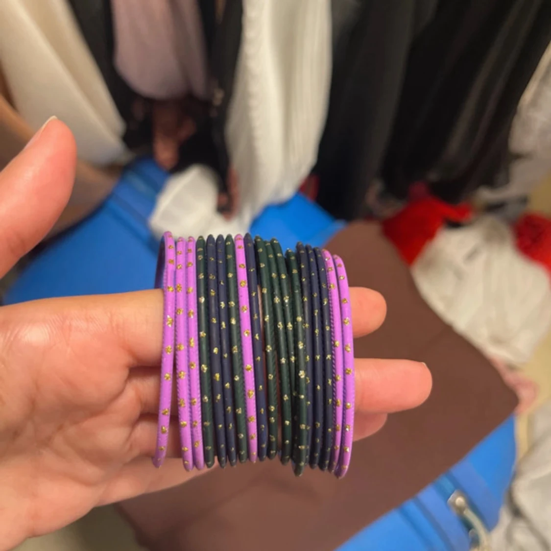 Färgglada prickiga armband