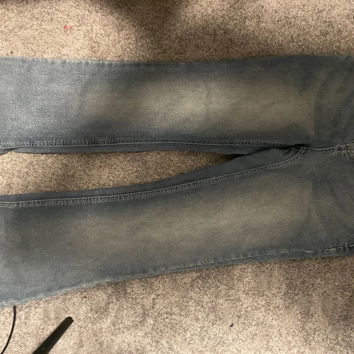 Blå jeans med rosa broderi - 1