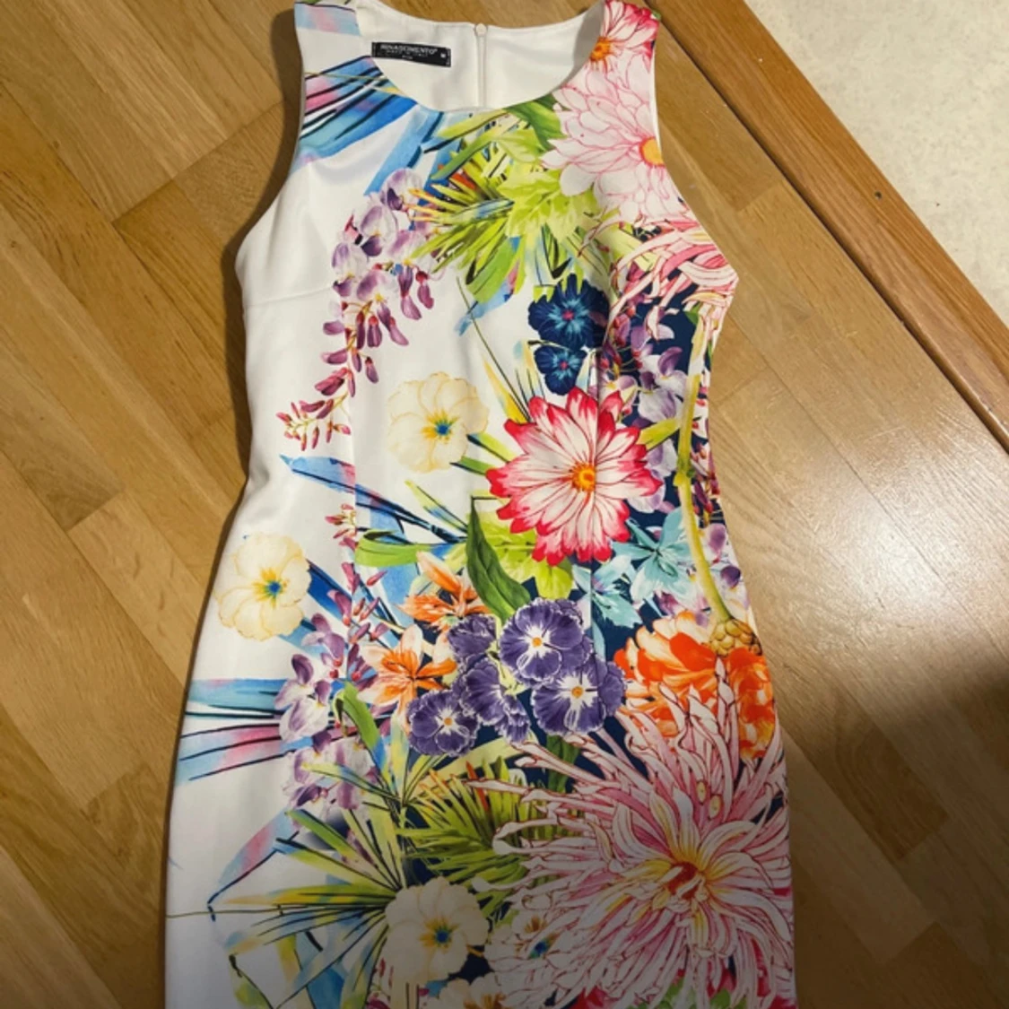 Vit blommig kortklänning från Adrianna Papell