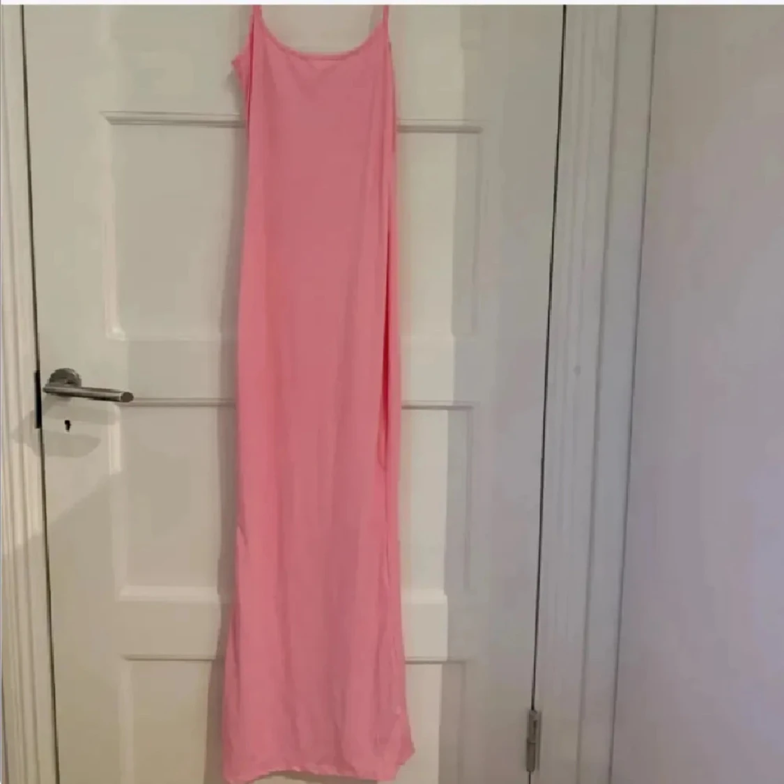 Ljusrosa långklänning med smala axelband - 1