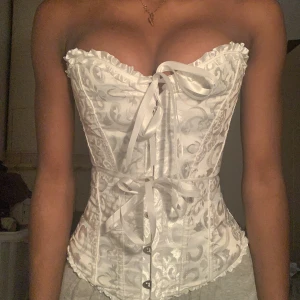 Snygg korsett - Halloweeen närar sig och jag säljer denna skit snygga vita korsetten. Storleken är XS men passar även XXS då jag själv är en XXS. Har aldrig använts och den är så gott som ny. Som referens så har jag BH-storlek 75A, så ni har samma storlek kommer den sitta ungefär som på bilden beroende på hur högt upp eller långt ner ni knyter den. Hör av dig för mer information 💋