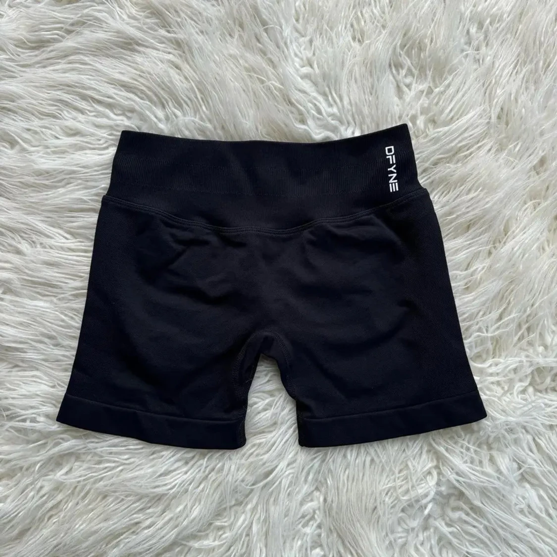 Svarta träningstights-shorts från DFYNE