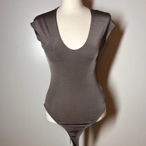 Brun body h&m vringad / urringad  - Fin body från h&m i storlek xs. Knappt använd, skönt material och dubbeltyg vid brösten. Köp sker via köp nu, jag postar inom 24h. Kvar tills markerad såld 