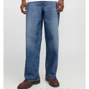 Jack & Jones Wide blå jeans W32 L30 - Säljer ett par blåa wide fit jeans från Jack & Jones(Mer blåa i verkligheten än på mina bilder). Jeansen har klassisk femficksdesign, raka och vida ben samt normal midja. Aldrig använd då pojkvännen inte kunde ha jeansen. Köpta för 699kr säljer för 499kr. 