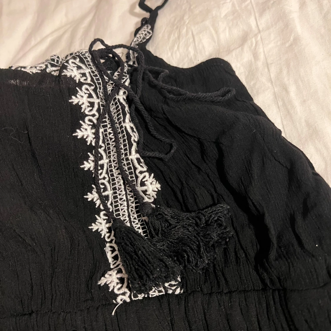 Svarta jumpsuit med broderi från H&C - 3