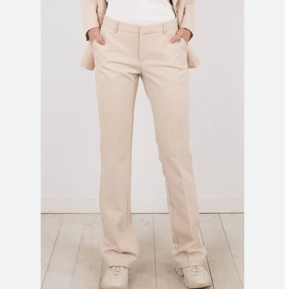 HELT NYA Beiga kostymbyxor från Neo Noir - 1