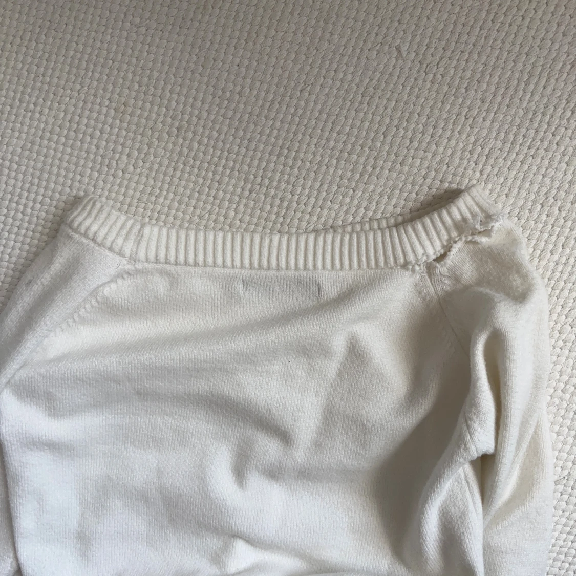 Vit offshoulder stickad tröja - 2