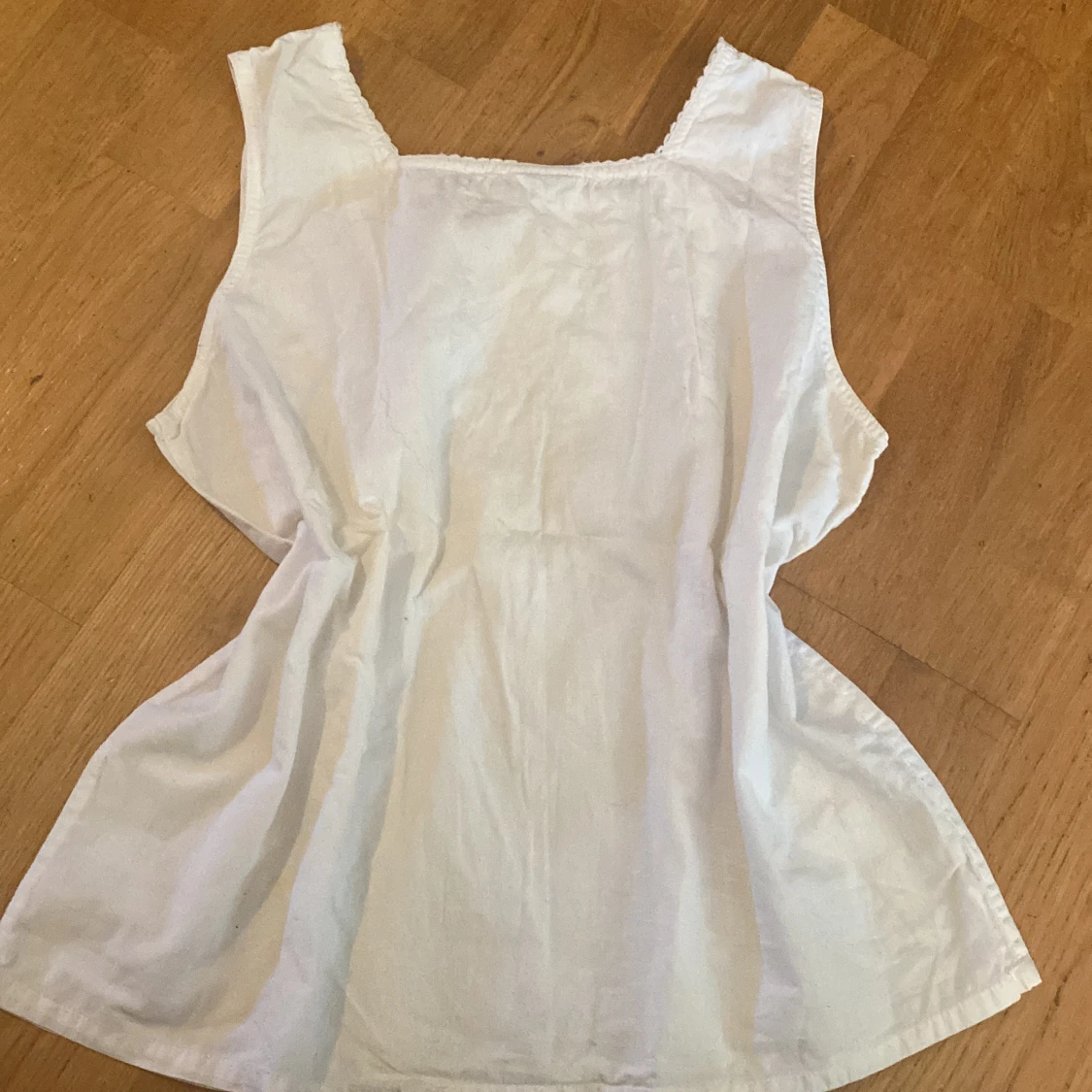 Vit broderad linnetopp - 1