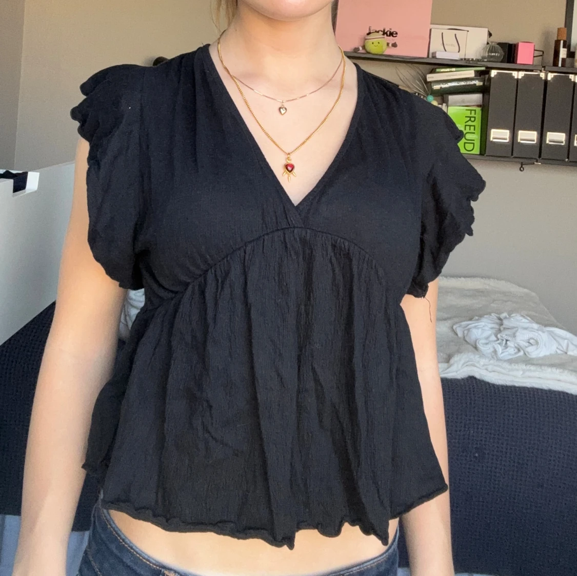 Svart blus med volangärmar