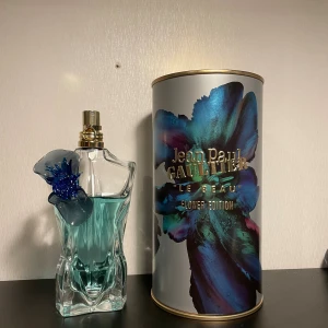 JPG le beau flower edition, sample  - Jean Paul Gaultier le beau flower edition, 2ml sample. Unik parfym om man vill sticka ut till sommaren eller vardagen. Doften har ozoniska, citrus och akvatiska noter, med inslag av trä, mysk och gröna toner. En ovanlig mix av mjukhet och maskulinitet, perfekt för vår,sommar/daglig . Skickas tryggt och välförpackat. Lyxdoft i mindre format. Signature ger dig priserna: [2ml för 35] [5ml för 65kr] [10ml för 120kr] [30ml för 360kr] nypris: 1570kr