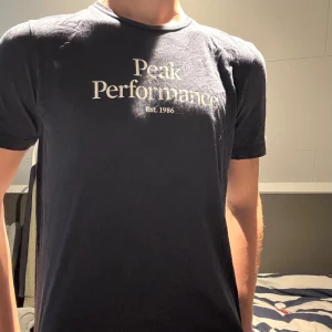 Peak Performance t-shirt - Snygg mörkblå t-shirt från Peak performance. Storlek S passar 170-180 beroende på vilken passform du gillar