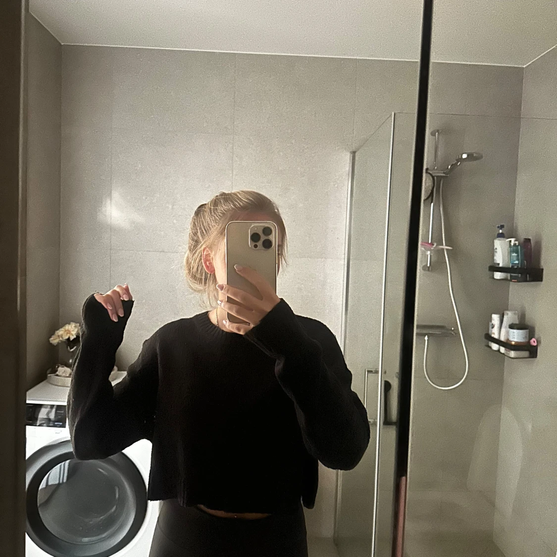 Svart croppad stickad tröja