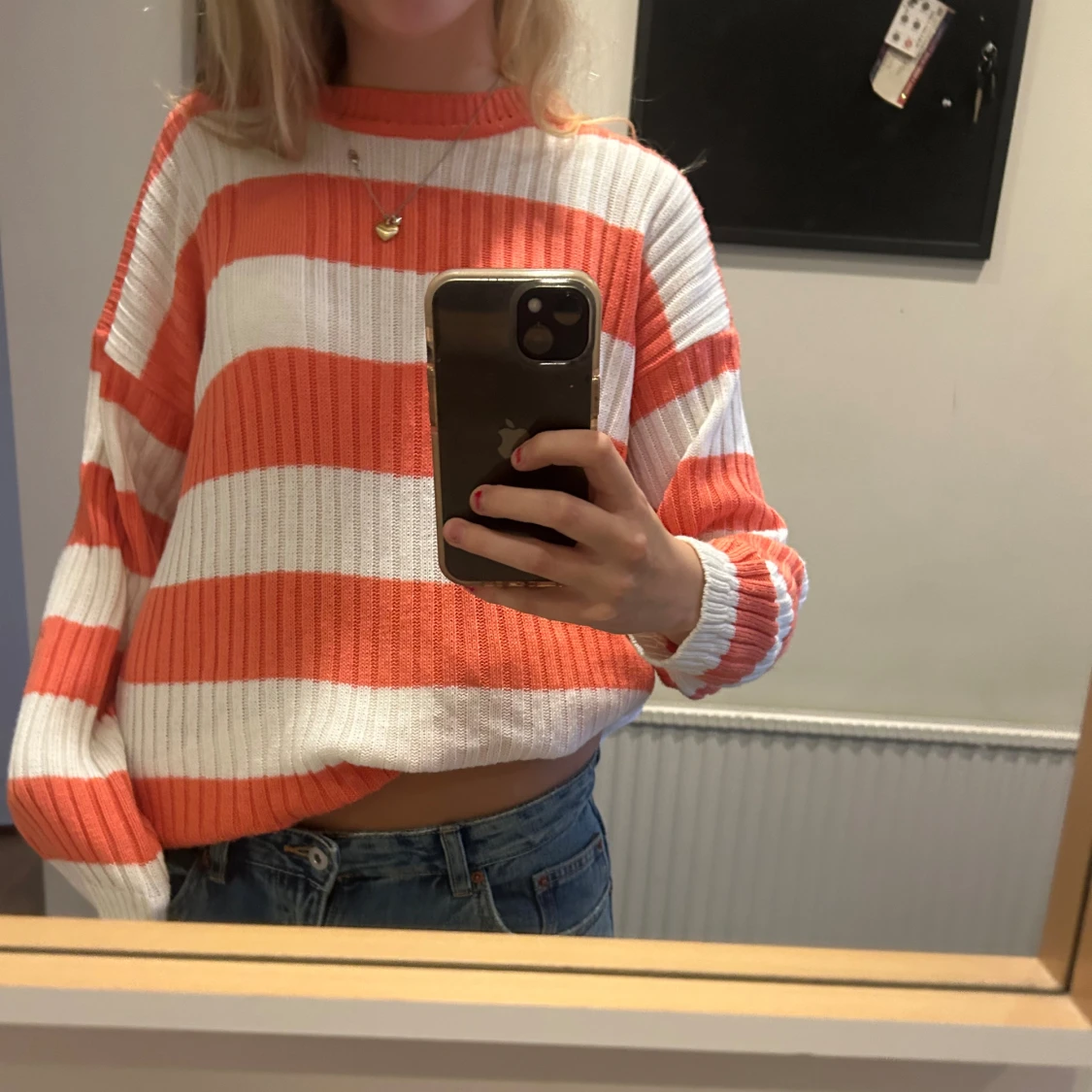 Randig stickad tröja i korall och vitt - 1