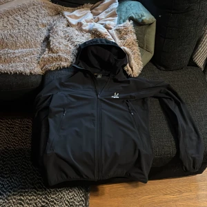 Svart vindjacka från Haglöfs med huva - Väldigt skön. Passar till det mesta 