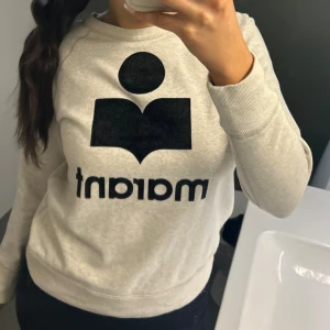Grå sweatshirt från Isabel Marant - Säljer en ljusgrå sweatshirt från Isabel Marant Étoile. Säljer tröjan pga att den inte kommer till användning, använd ca 5 gånger. Nypris är 3150 kr. Skriv gärna om ni har några frågor💕