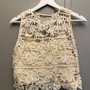 Spets topp från Zara - Spets topp från Zara med blommiga mönster💕