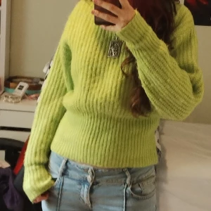 Stickad Tröja - Supermysig grön stickad tröja från Zara med ribbad struktur och lång ärm. Tröjan har en relaxed fit. Den har aldrig kommit till användning. 