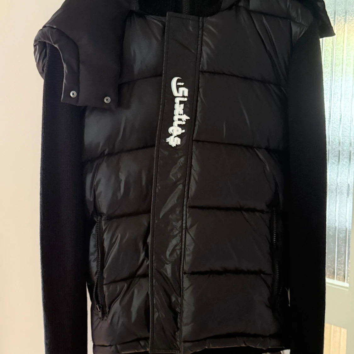 Svart dunväst från Sixties med huva