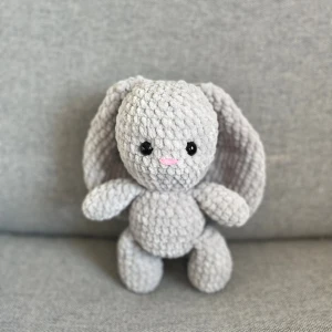 Virkad grå kanin - Virkad kanin som är ca 22 cm hög. 🌺 Kaninen har Säkerhetsögon som inte rekommenderas för barn under 3 år!