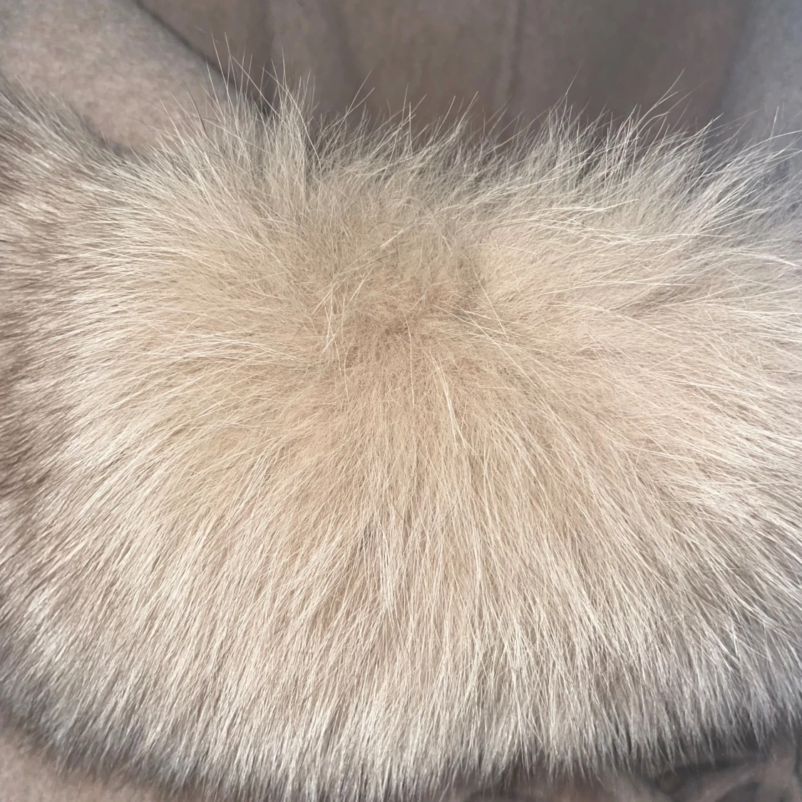 Beige kappa med äkta päls och bälte - 1