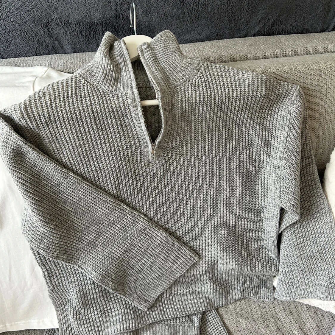 Grått stickat set – tröja och byxor - 2