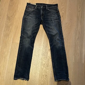 Ralph Lauren Jeans - Snygga mörkblå jeans från Polo Ralph Lauren med klassisk femficksdesign och RL-broderi på myntfickan.