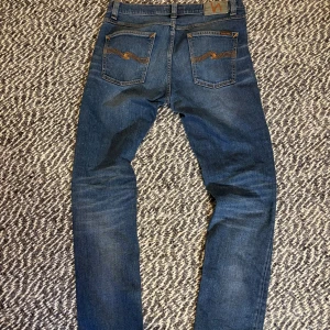 Nudie Jeans - Snygga blå jeans från nudie i storlekn 30W 32L i modellen Lean Dean, jeansen är riktigt snygga inga defekter hör dig av vid minsta fråga o fundering!💫