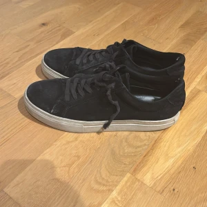 Svarta mockasneakers från Vagabond - Tja! Säljer mina svarta vagabond skor i storlek 42, passar dock 43 | nypris är 1200 kr | de är använda men inget fel på dom förutom lite tåg som är borta på insidan av hälen, inget som påverkas vid användning | riktigt schyssta skor nu till hösten och riktigt stiliga | hör av er vid eventuella frågor!