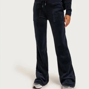 Mörkblå juicy byxor  - Fick två stycken lika dana pr använd dess kanske 2-4 gånger köptes för 1200kr i nypris 