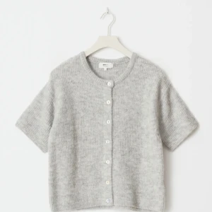 Grå stickad kofta - Helt ny kofta från gina tricot (oanvänd)!