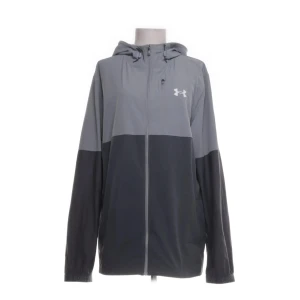 Under armour windbreaker - Hej! Säljer denna under armour windbreakern från JD sport, Riktigt bra kvalité (inga defekter) fler bilder kan skickas. Önskas en snabb och smidig affär! Mvh 