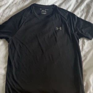 Under armour tröja - Snygg tränings tröja i tunt material perfekt till gymmet. Använd 1 gång 