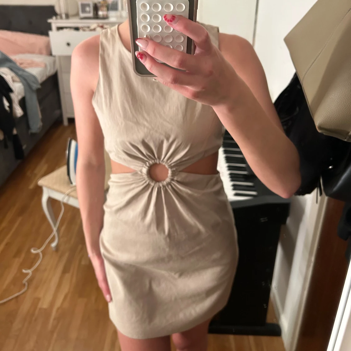 Beige cut out klänning från Zara - 2