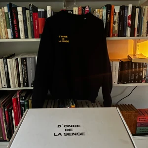 Mörkblå D'ONCE DE LA SENSE sweatshirt  - Riktigt skön d’once de la sense sweatshirt. Den är mörkblå, ser lite mörkare ut på bilden än vad den faktiskt är. Låda kommer med!Tröjan är i storlek XS/XXS, passar de som är mellan 169-173 ungefär. Priset kan diskuteras!