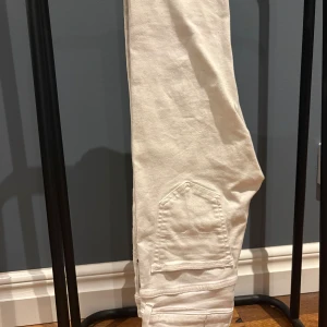 Vita tiger of Sweden jeans  - Snygga vita tiger of sweden jeans i passformen slim fit, storleken är w27 L30, jeansens är i väldigt bra skick och är perfekta för en avslappnad fit.