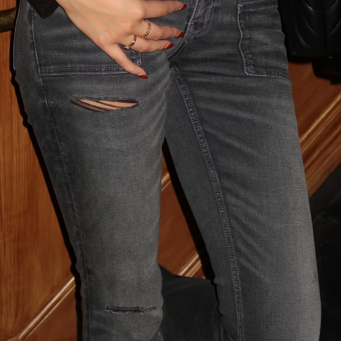 lågmidjade gråsvarta jeans