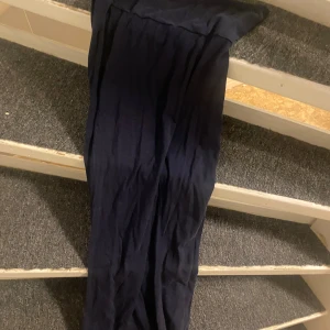 Mörkblå mjukisbyxor från Gina Tricot - Säljer ett par mörkblå mjukisbyxor från Gina Tricot i storlek S. Byxorna har en skön passform och är gjorda i mjukt bomullsmaterial, perfekta för chill dagar. Enkel design utan synliga detaljer eller mönster.