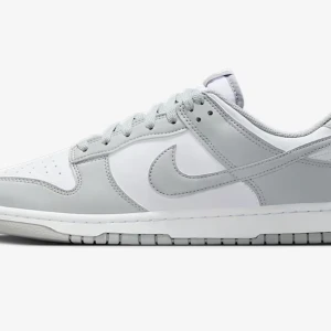 Nike Dunk Low vit och grå sneaker - Nike Dunk Low sneakers i en clean vit och ljusgrå färg. Skon har klassisk snörning, platt säljer för att Säljer ett par jag inte längre har någon användning för. De är i bra skick och knappt använda, så det är verkligen ett smart köp för den som vill ha något lätt, bra och prisvärt. Jag behöver lite extra pengar just nu, så jag säljer dem gärna till någon som får bättre nytta av dem. Priset kan diskuteras – jag är öppen för rimliga bud. Passa på innan någon annan hinner före! Skicka gärna ett me