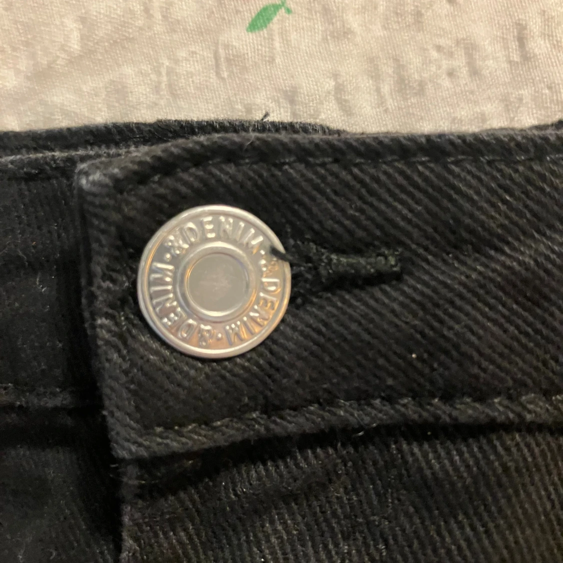 Svart jeanskjol med fickor från H&M - 4