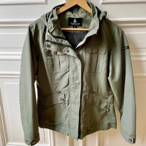 Field jacket Magiano - Säljer en sjukt snygg field jacket från Magiano, snatched waist. Inga defekter eller skador! Hör av er vid frågor!