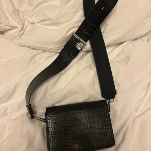 Svart axelväska med krokopräglad yta - Fåtal ggr använd men jättefint och enkel 