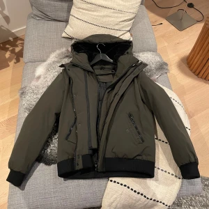 Mörkgrön vinterjacka från ENOS - Snygg mörkgrön vinterjacka till bra pris. Hör av er vid frågor och funderingar!!🎄🎄