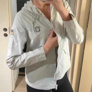 Vindjacka SVEA FRI FRAKT - Aldrig använd, passa på Svea L. Skicka meddelande 