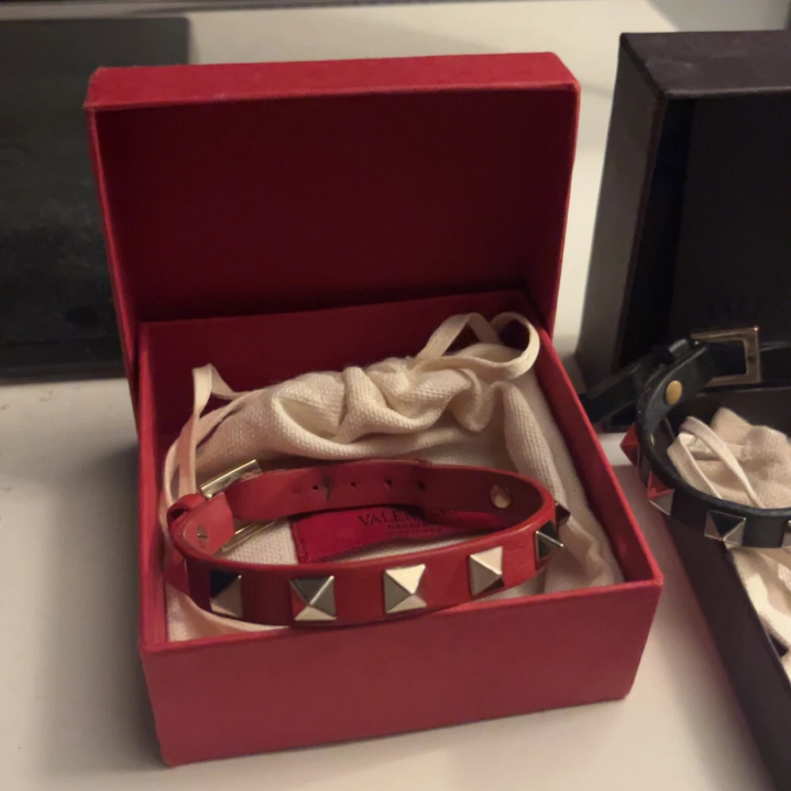 Rött Valentino armband med nitar