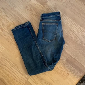 Blå jeansbyxor från Nudie Jeans - Snygga blå jeans från Nudie. Modell: Thin Finn Vid mått eller funderingar är de bara att höra av sig!