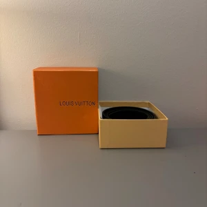 Svart grått bälte - Kommer med kvitto och allt. Helt ny. Längd 115 cm. 